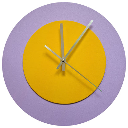 Pop Art Wanduhr Flieder  Sonnengelb mit silbernen Zeigern 30 cm rund
