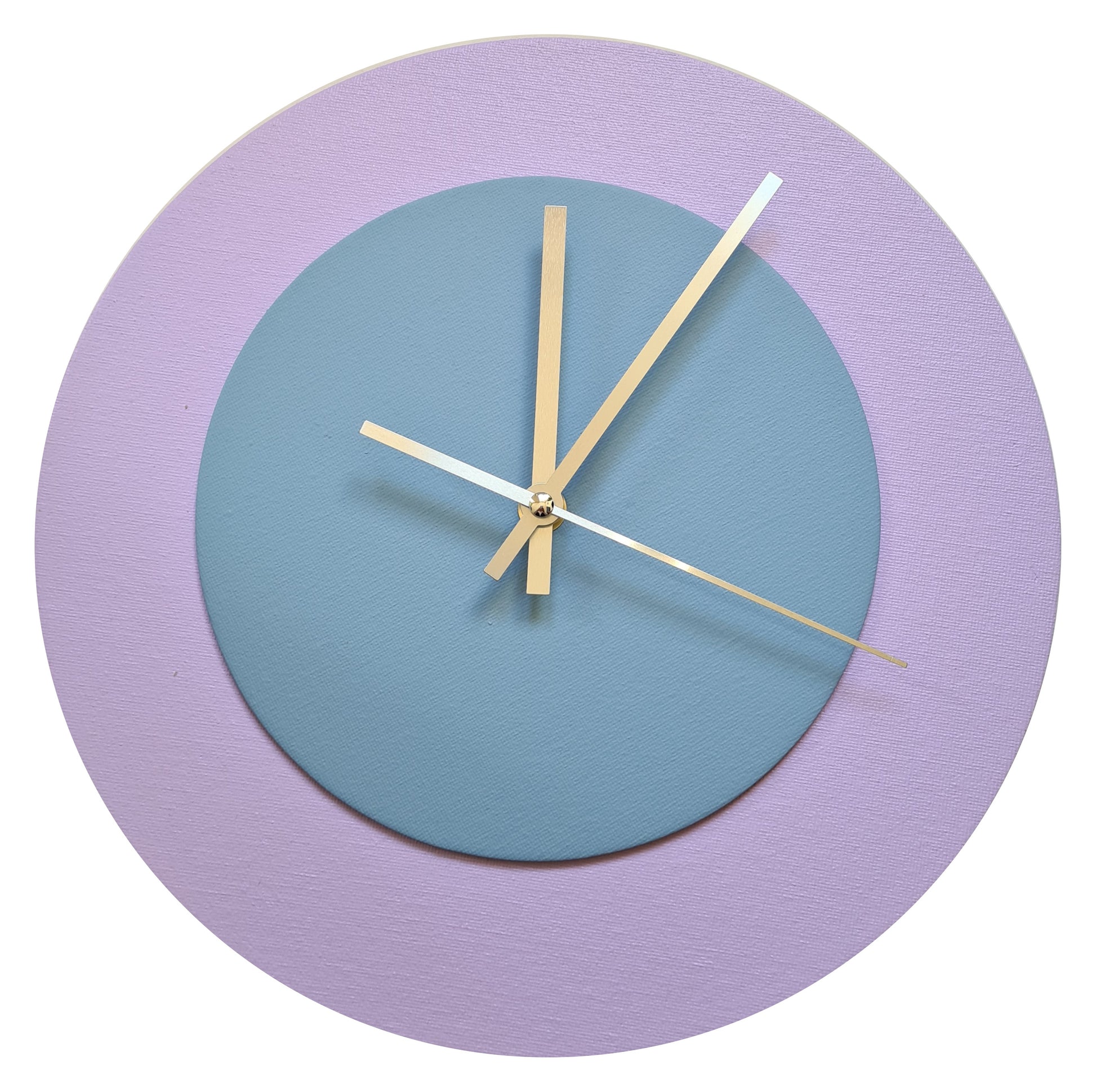 Pop Art Wanduhr Flieder Hellblau  mit silbernen Zeigern 30 cm rund
