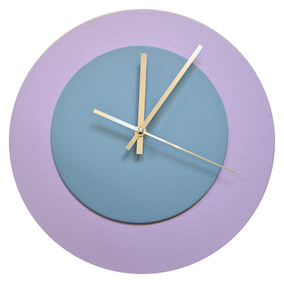 Pop Art Wanduhr Flieder Hellblau  mit silbernen Zeigern 30 cm rund
