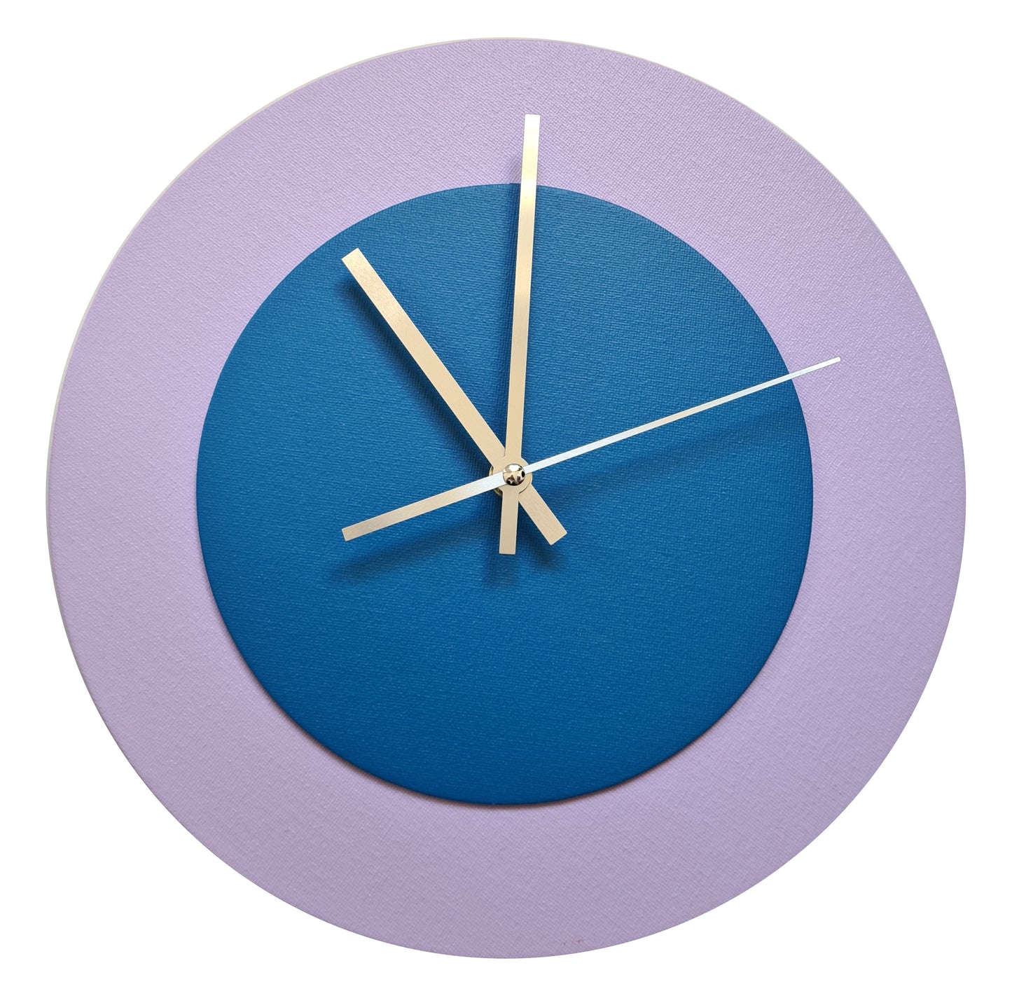 Pop Art Wanduhr Flieder  Mittelblau mit silbernen Zeigern 30 cm rund
