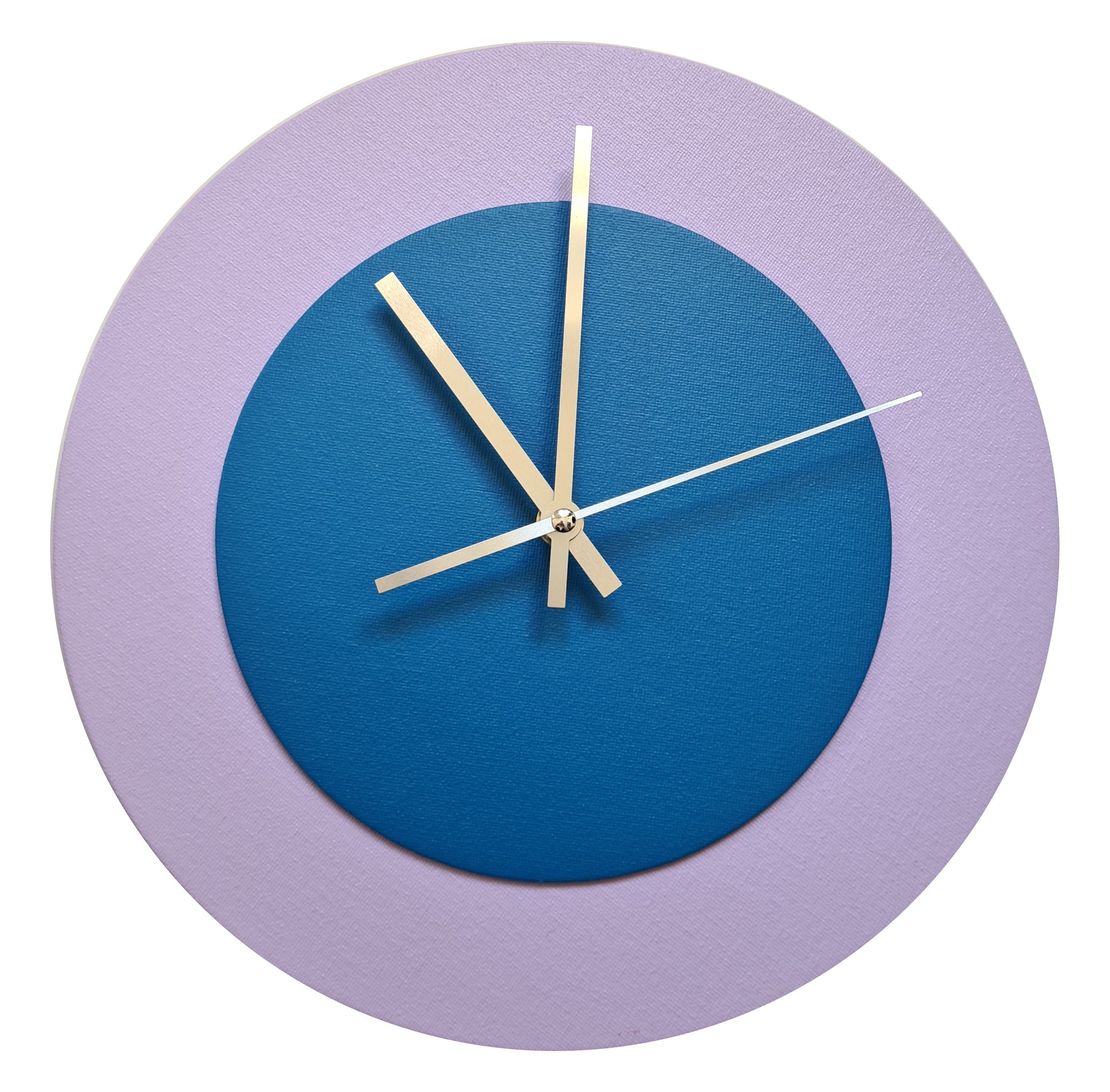 Pop Art Wanduhr Flieder  Mittelblau mit silbernen Zeigern 30 cm rund
