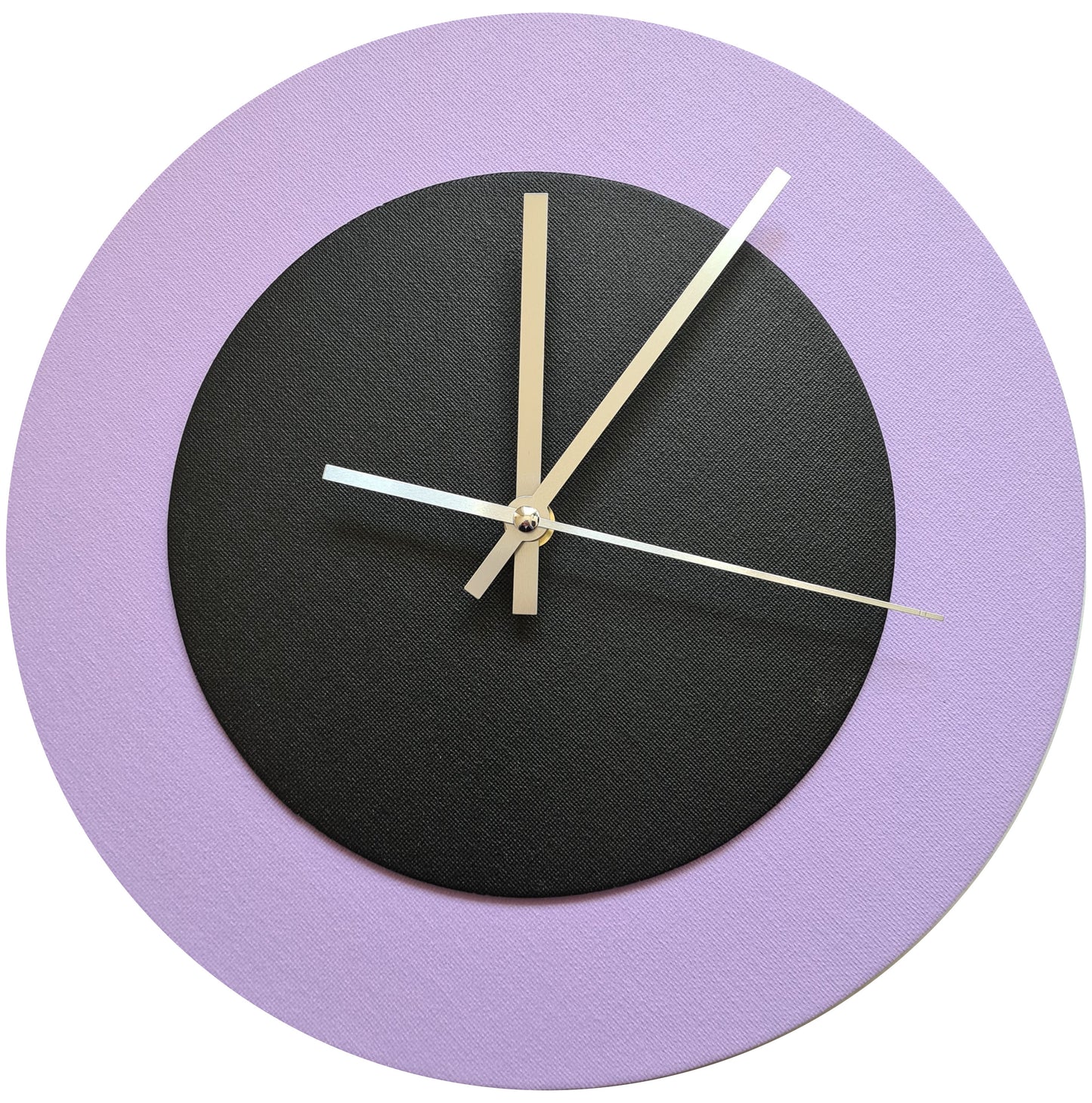 Pop Art Wanduhr Flieder  Schwarz mit silbernen Zeigern 30 cm rund
