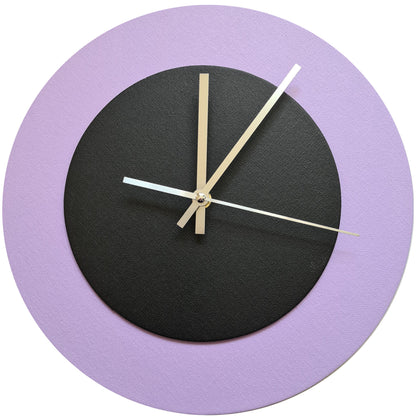 Pop Art Wanduhr Flieder  Schwarz mit silbernen Zeigern 30 cm rund
