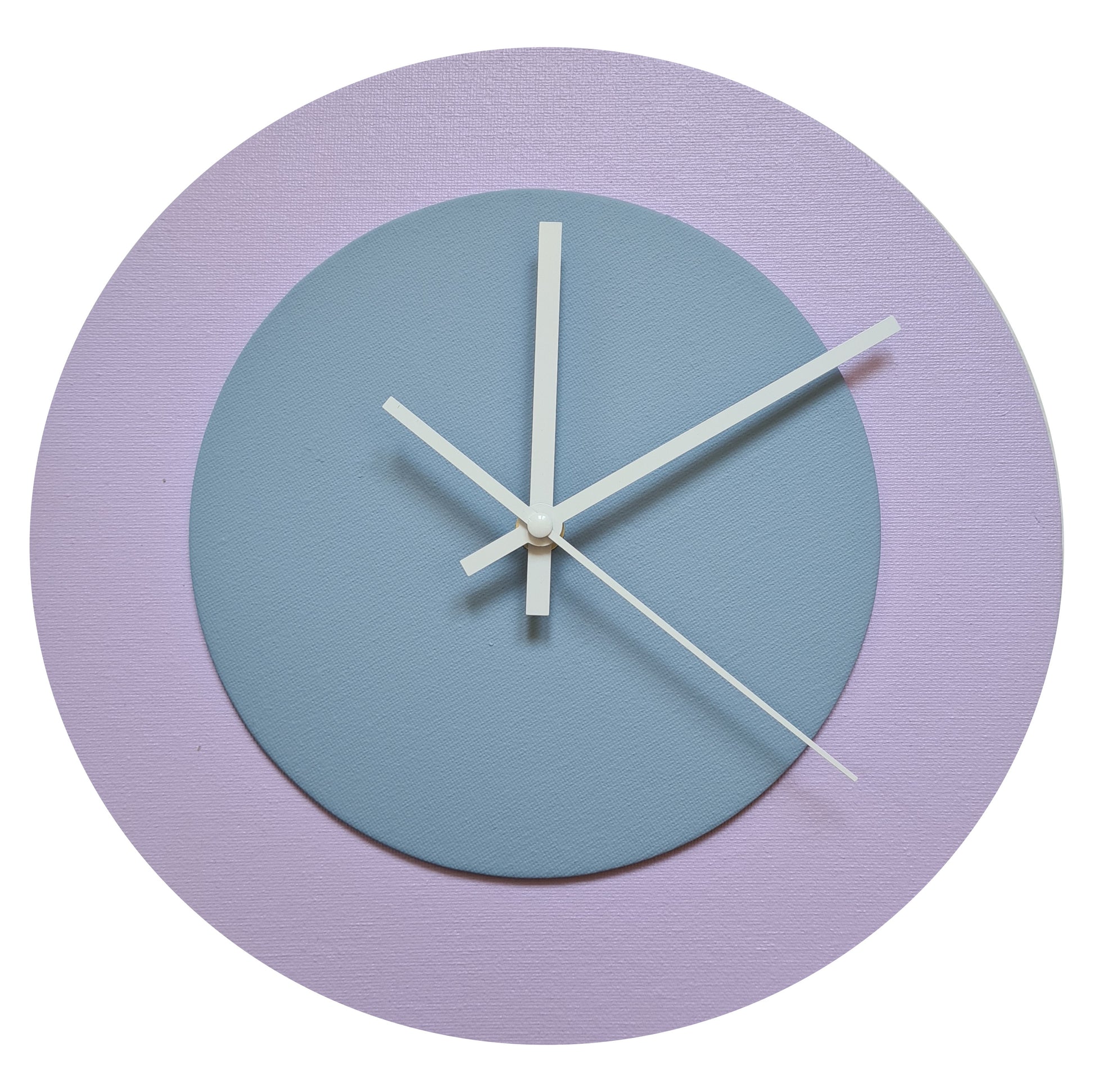 Pop Art Wanduhr Flieder Hellblau  mit weißen Zeigern 30 cm rund
