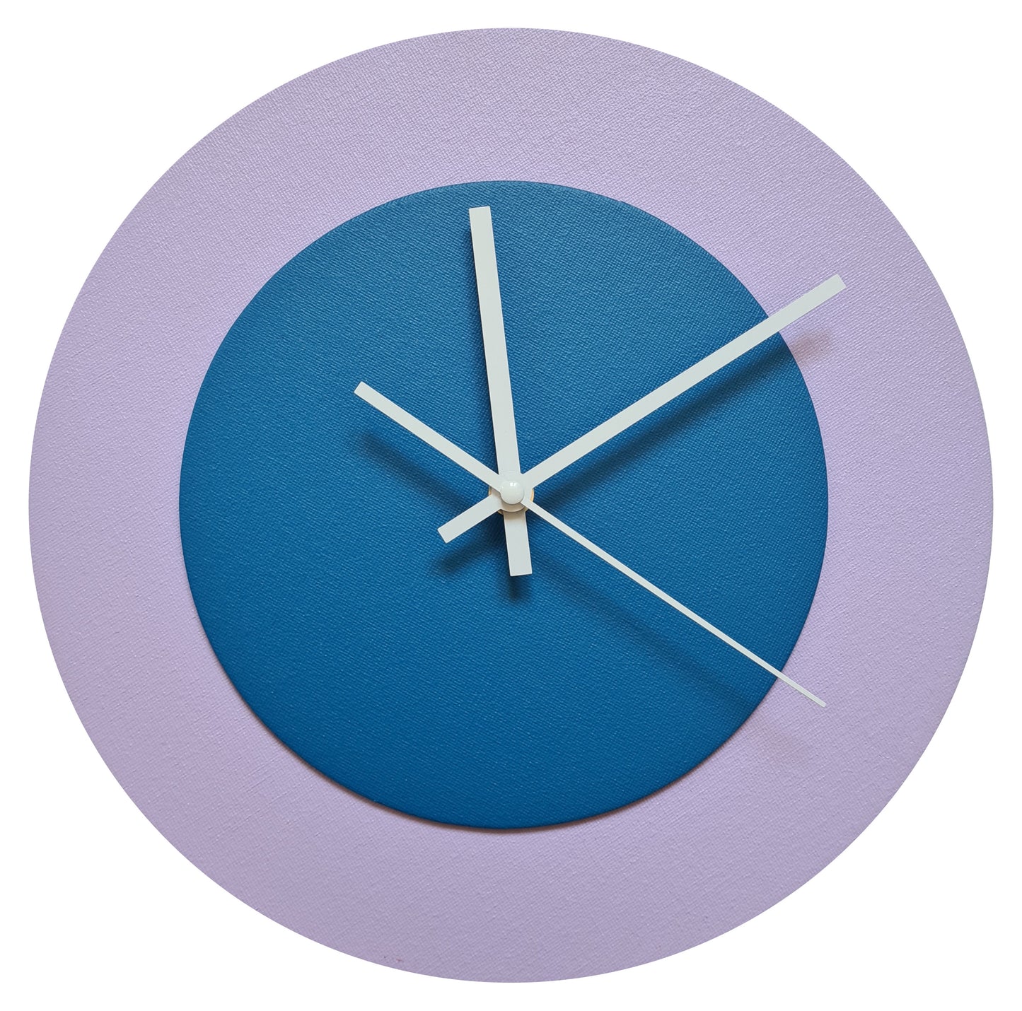 Pop Art Wanduhr Flieder  Mittelblau mit weißen Zeigern 30 cm rund
