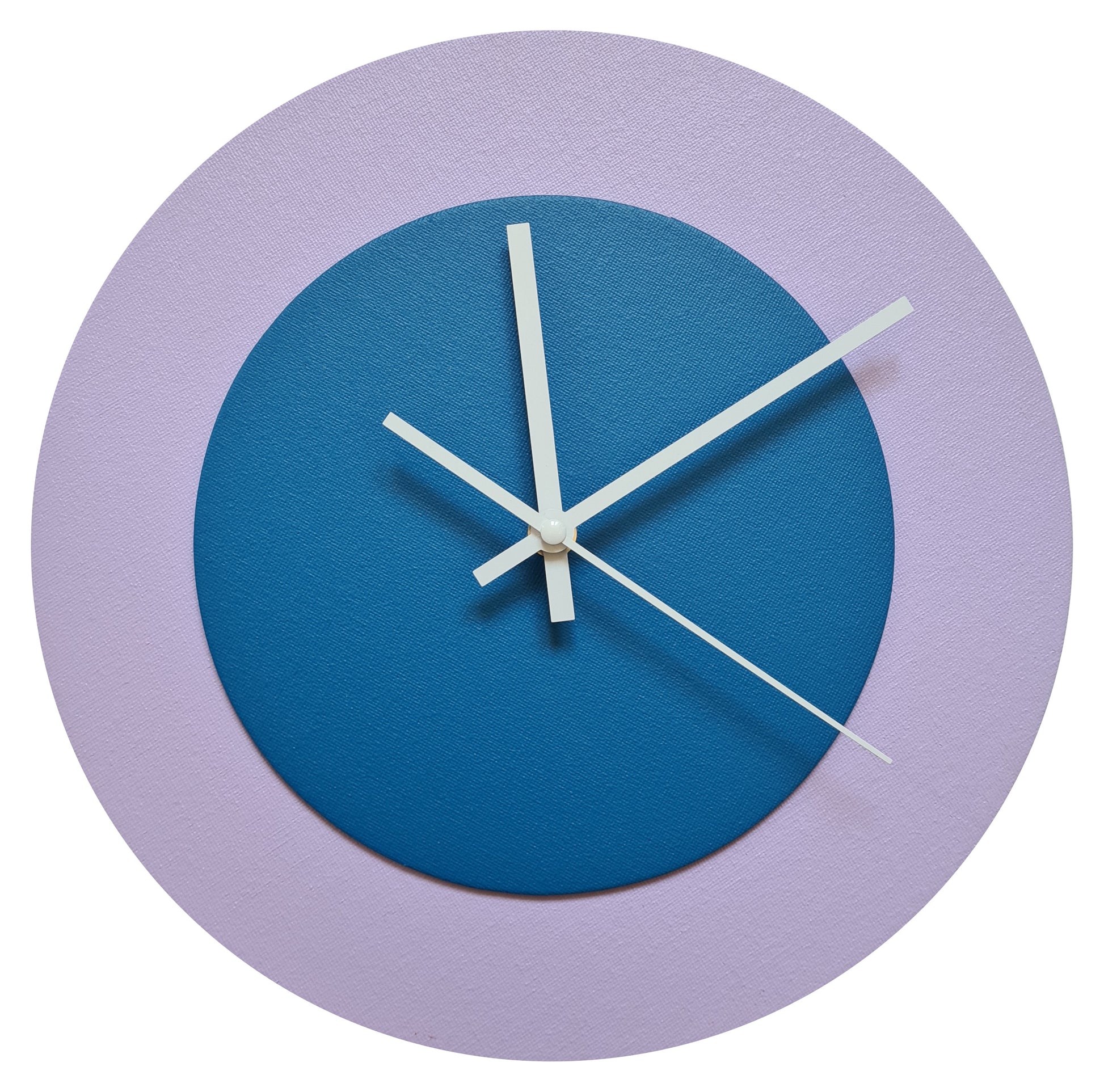 Pop Art Wanduhr Flieder  Mittelblau mit weißen Zeigern 30 cm rund
