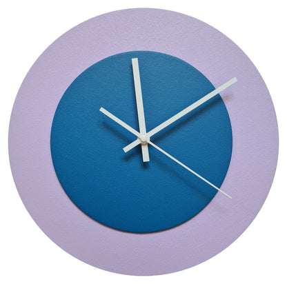 Pop Art Wanduhr Flieder  Mittelblau mit weißen Zeigern 30 cm rund
