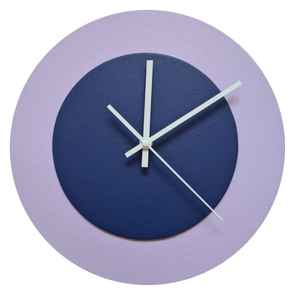 Pop Art Wanduhr Flieder  Dunkelblau mit weißen Zeigern 30 cm rund
