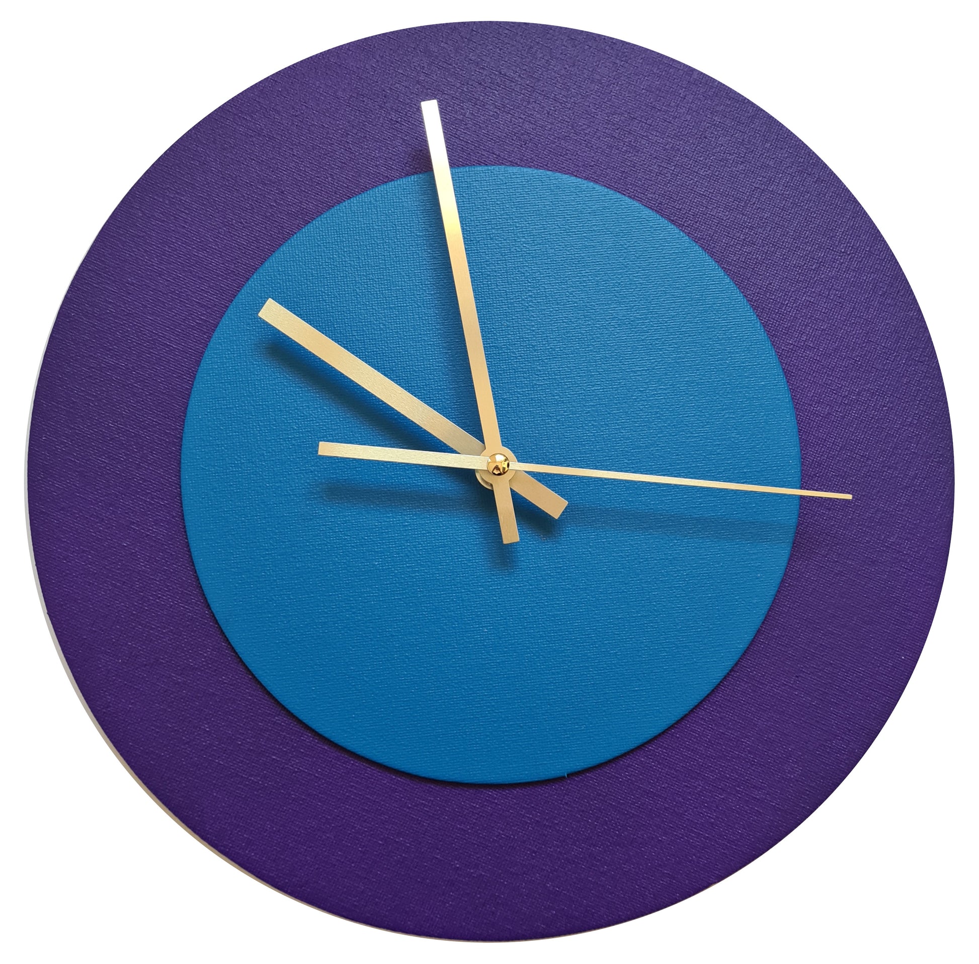 Pop Art Wanduhr Lila  Mittelblau mit goldenen Zeigern 30 cm rund
