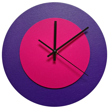 Pop Art Wanduhr Lila  Magentafarben mit schwarzen Zeigern 30 cm rund
