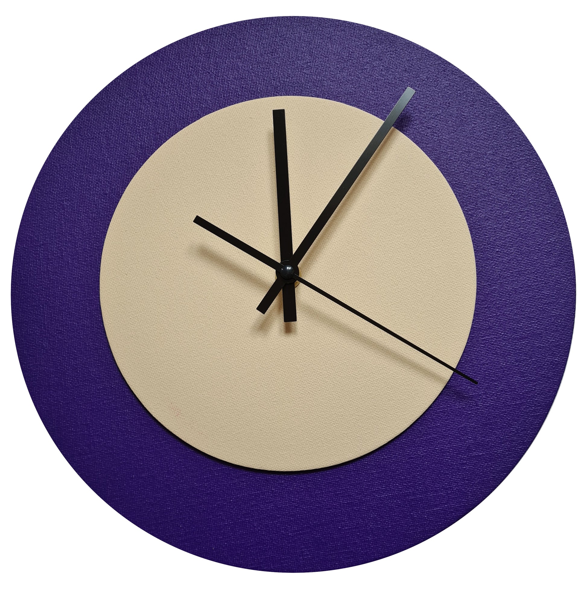Pop Art Wanduhr Lila  Cremefarben mit schwarzen Zeigern 30 cm rund
