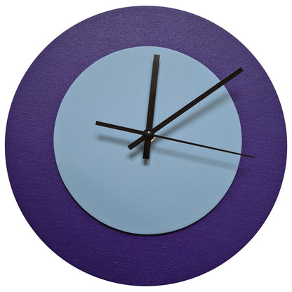Pop Art Wanduhr Lila Hellblau  mit schwarzen Zeigern 30 cm rund
