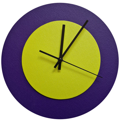 Pop Art Wanduhr Lila  Farngrün mit schwarzen Zeigern 30 cm rund
