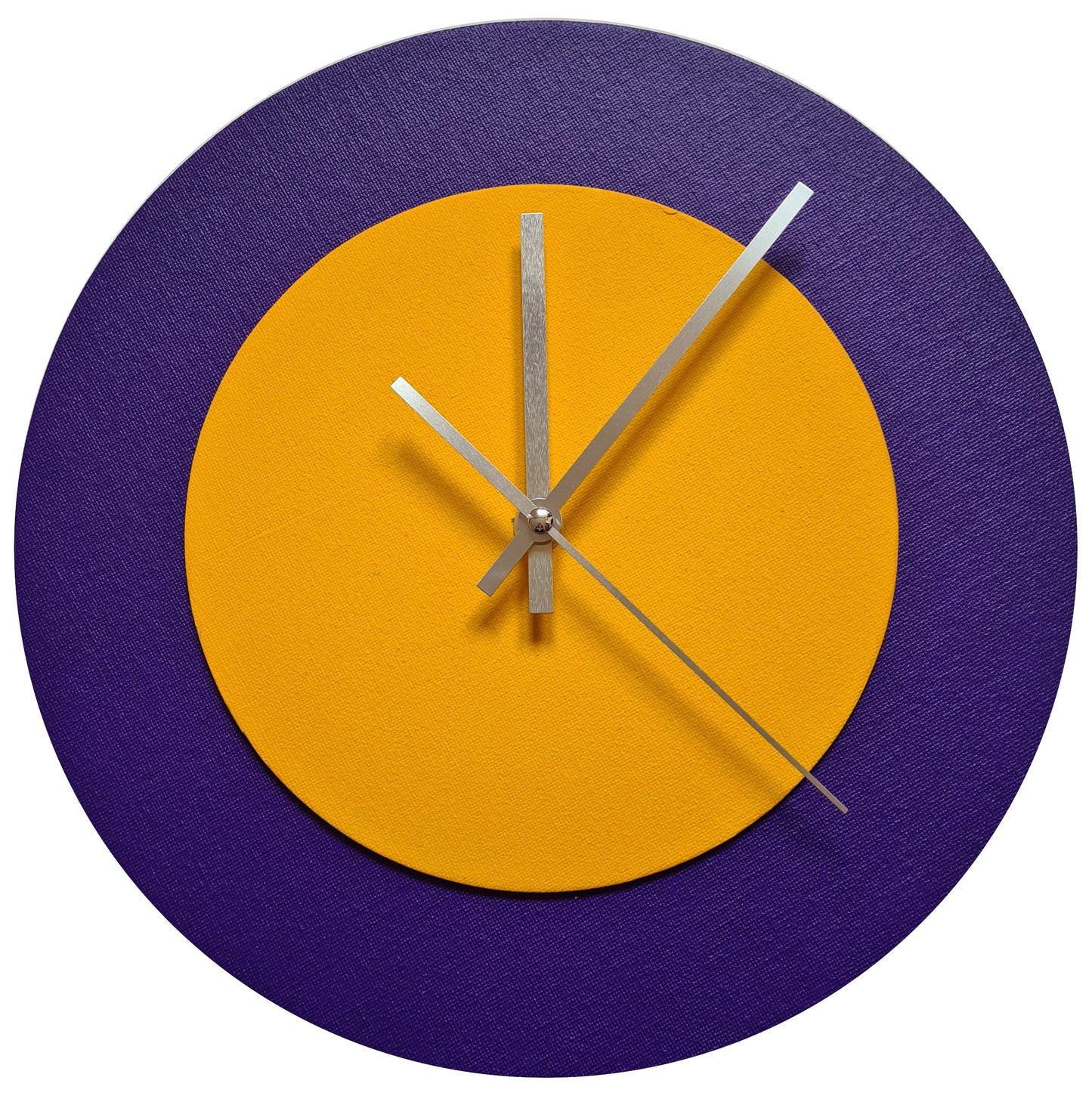 Pop Art Wanduhr Lila  Sonnengelb mit silbernen Zeigern 30 cm rund
