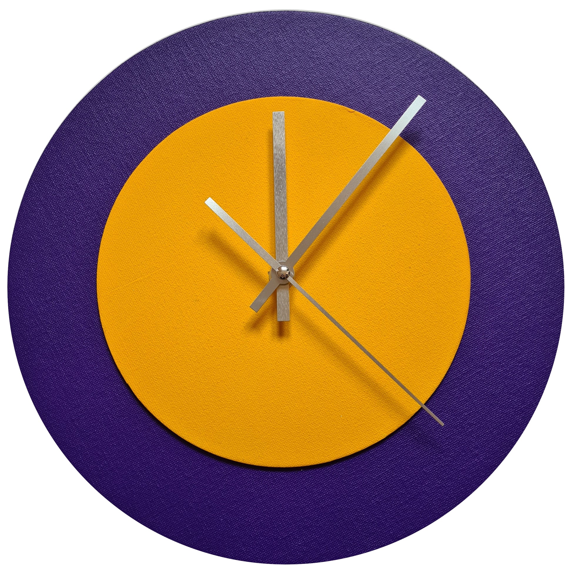Pop Art Wanduhr Lila  Sonnengelb mit silbernen Zeigern 30 cm rund
