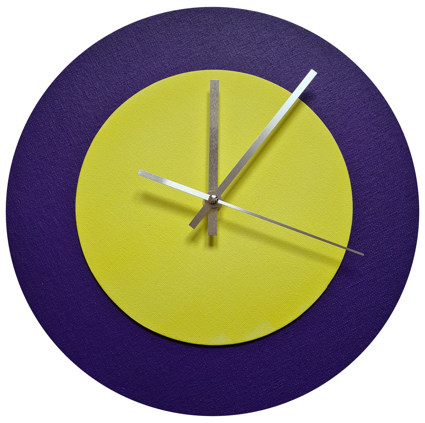 Pop Art Wanduhr Lila  Hellgelb mit silbernen Zeigern 30 cm rund
