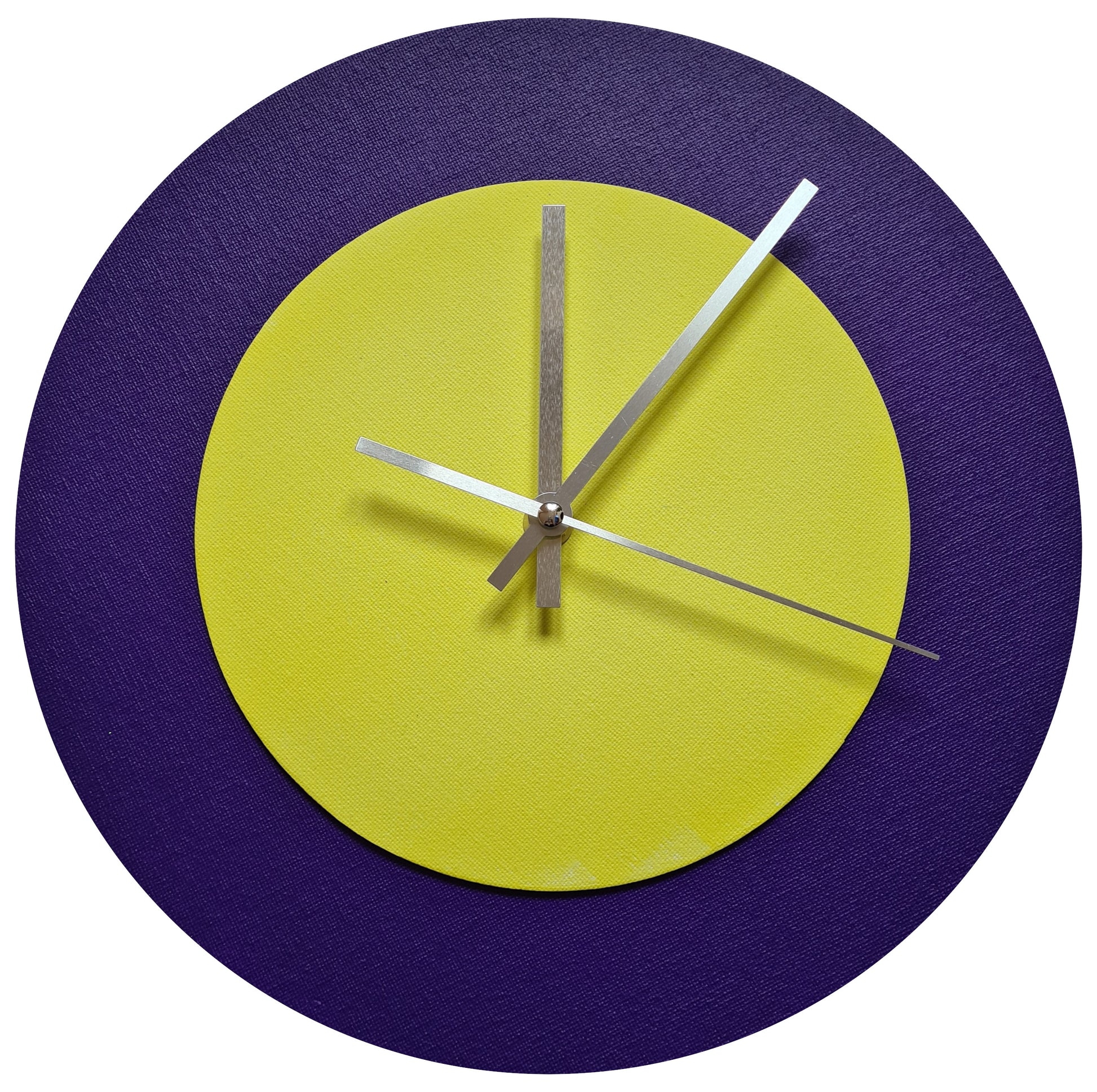 Pop Art Wanduhr Lila  Hellgelb mit silbernen Zeigern 30 cm rund
