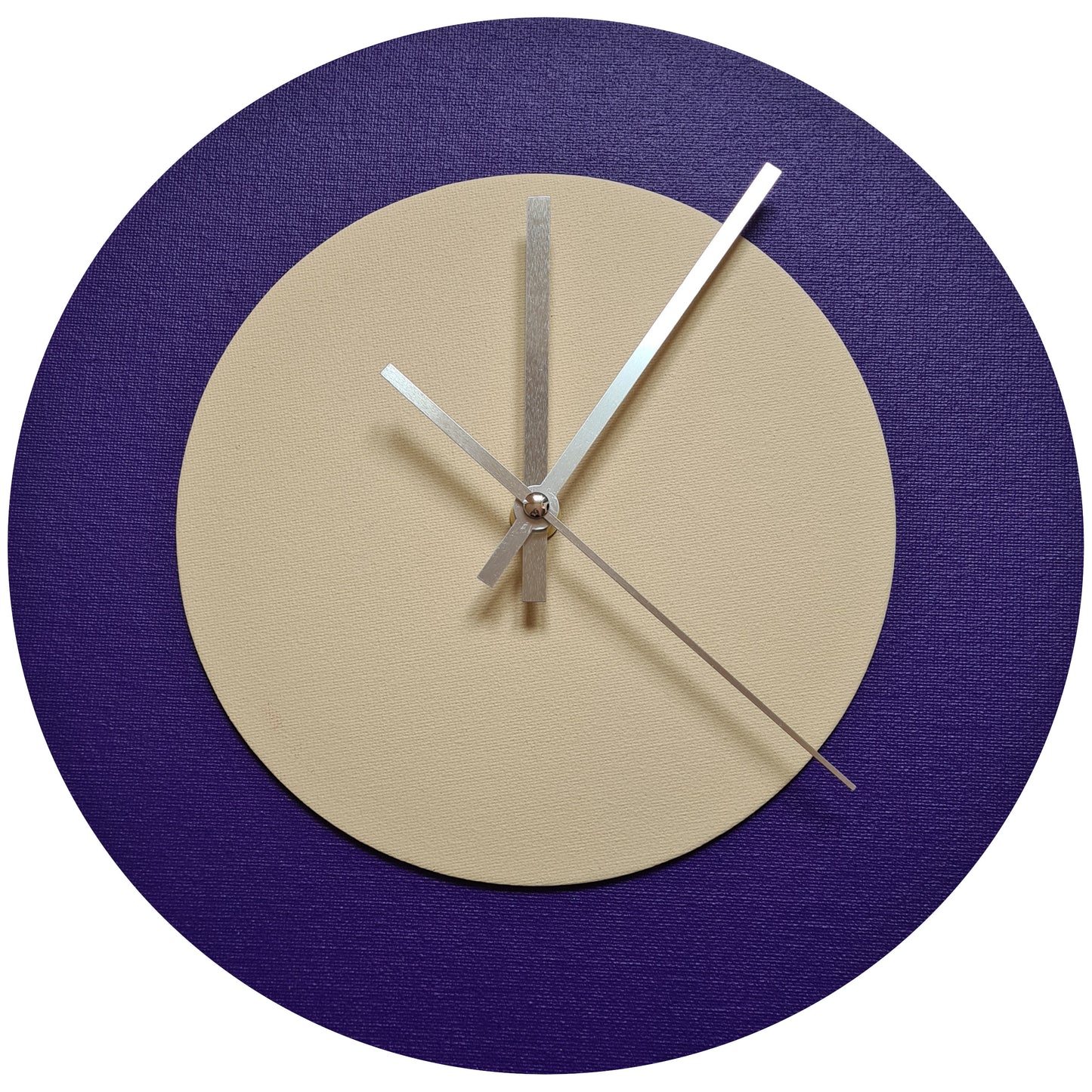 Pop Art Wanduhr Lila  Cremefarben mit silbernen Zeigern 30 cm rund
