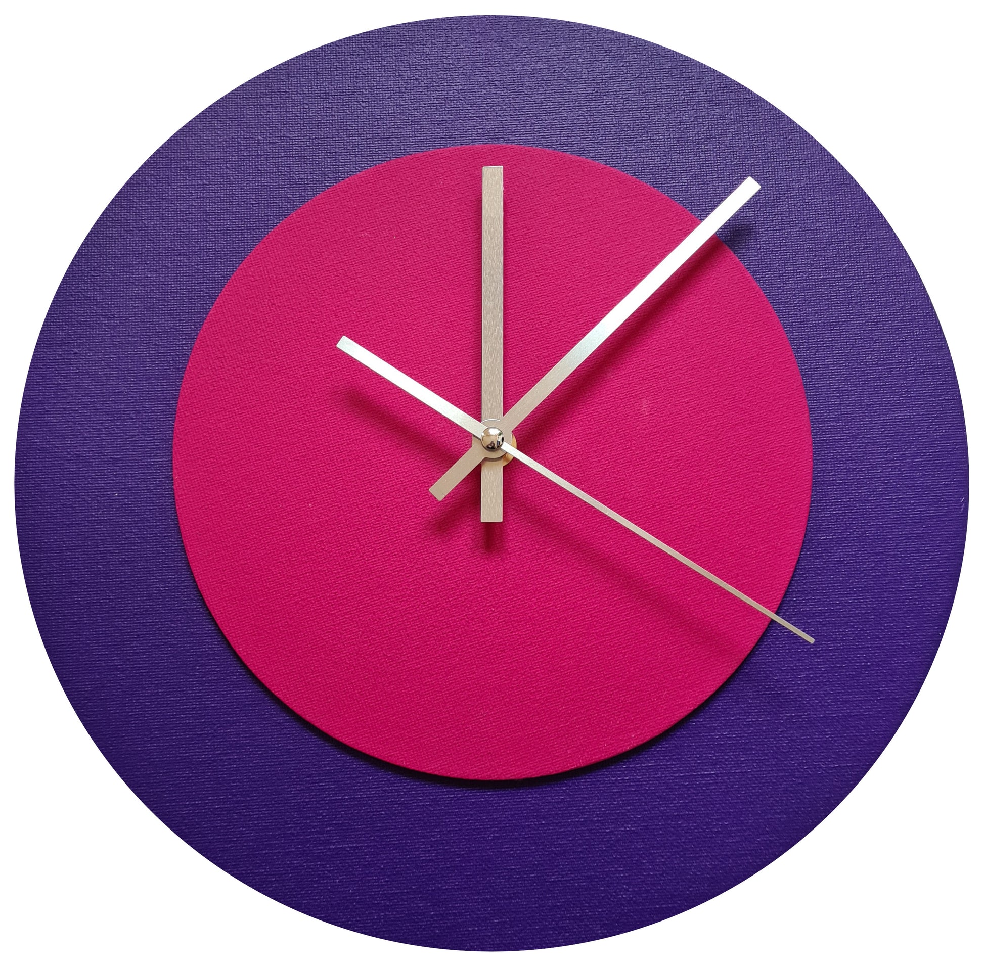 Pop Art Wanduhr Lila  Magentafarben mit silbernen Zeigern 30 cm rund
